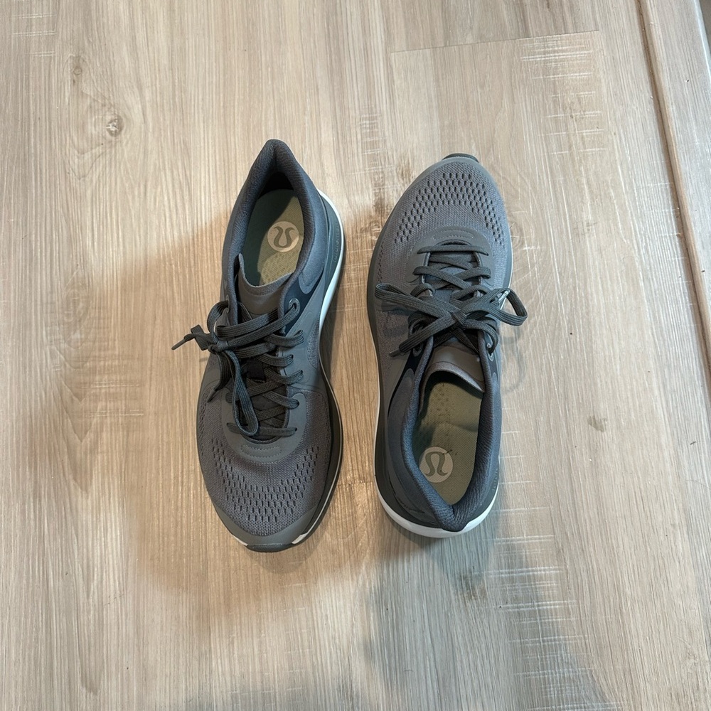 Lululemon W Chargefeel Low size size 9!!! only worn once!! near perfect